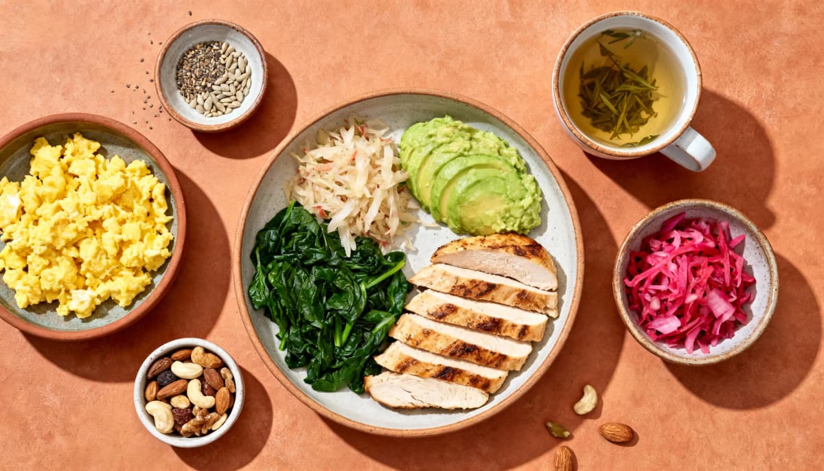 Café da manhã rico em proteína com ovos, folhas verdes e abacate